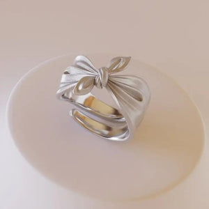 Elegant Knot Silver Ring