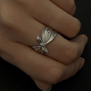 Elegant Knot Silver Ring