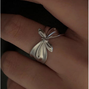 Elegant Knot Silver Ring